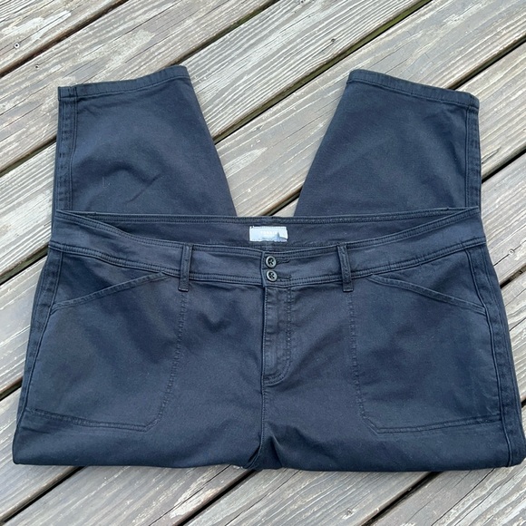 Torrid Feel the Fit Cropped Pants - Picture 1 of 14